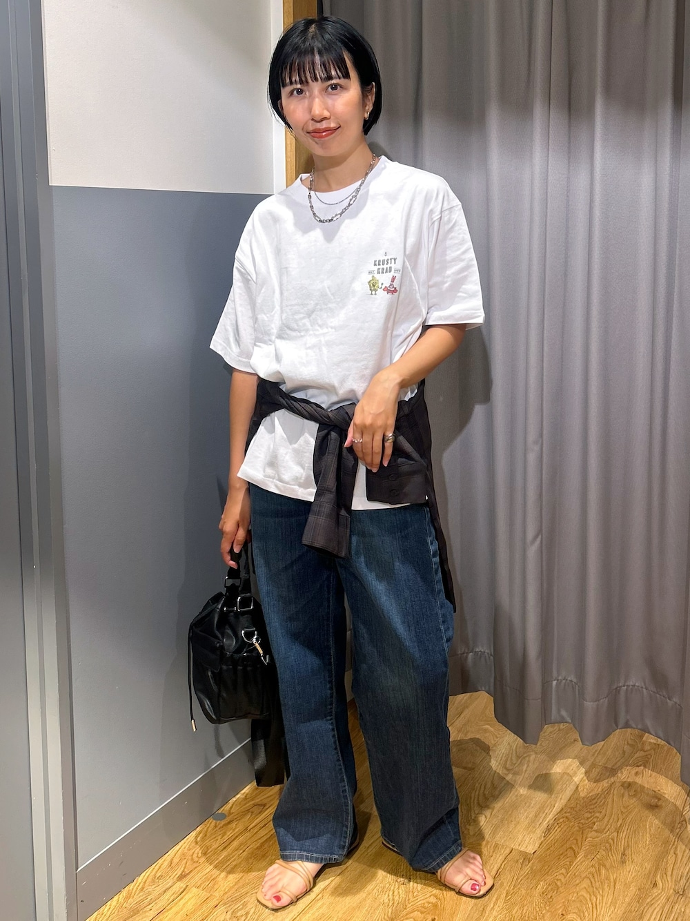 ホワイト系のTシャツ/カットソー、ブラウン系のシャツ/ブラウス、ブルー系のデニムパンツを着用したレディースの夏コーディネートの1枚目の写真
