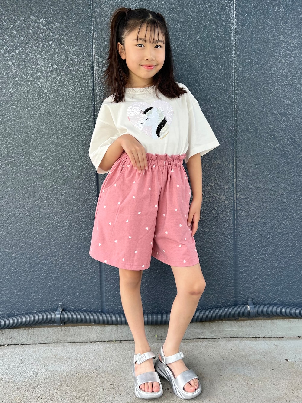 ホワイト系のTシャツ/カットソー、ピンク系のその他パンツを着用したキッズの夏コーディネートの1枚目の写真