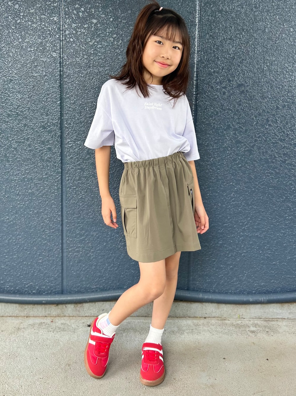 パープル系のTシャツ/カットソー、ブラウン系のスカートを着用したキッズの夏コーディネートの1枚目の写真