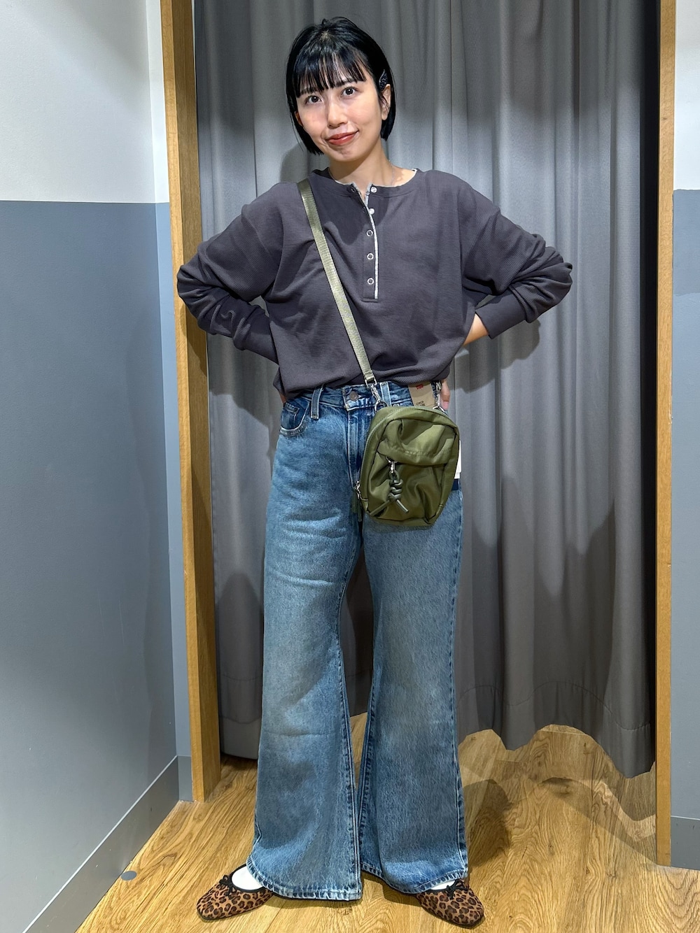 グレー系のTシャツ/カットソー、ブルー系のその他パンツ、グリーン系のショルダーバッグを着用したレディースの秋コーディネートの1枚目の写真