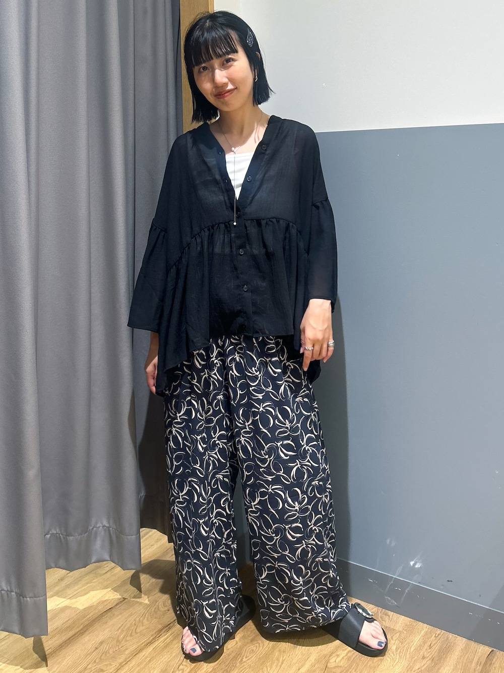 ブラック系のシャツ/ブラウス、その他のその他パンツ、ホワイト系のタンクトップを着用したレディースの夏コーディネートの1枚目の写真