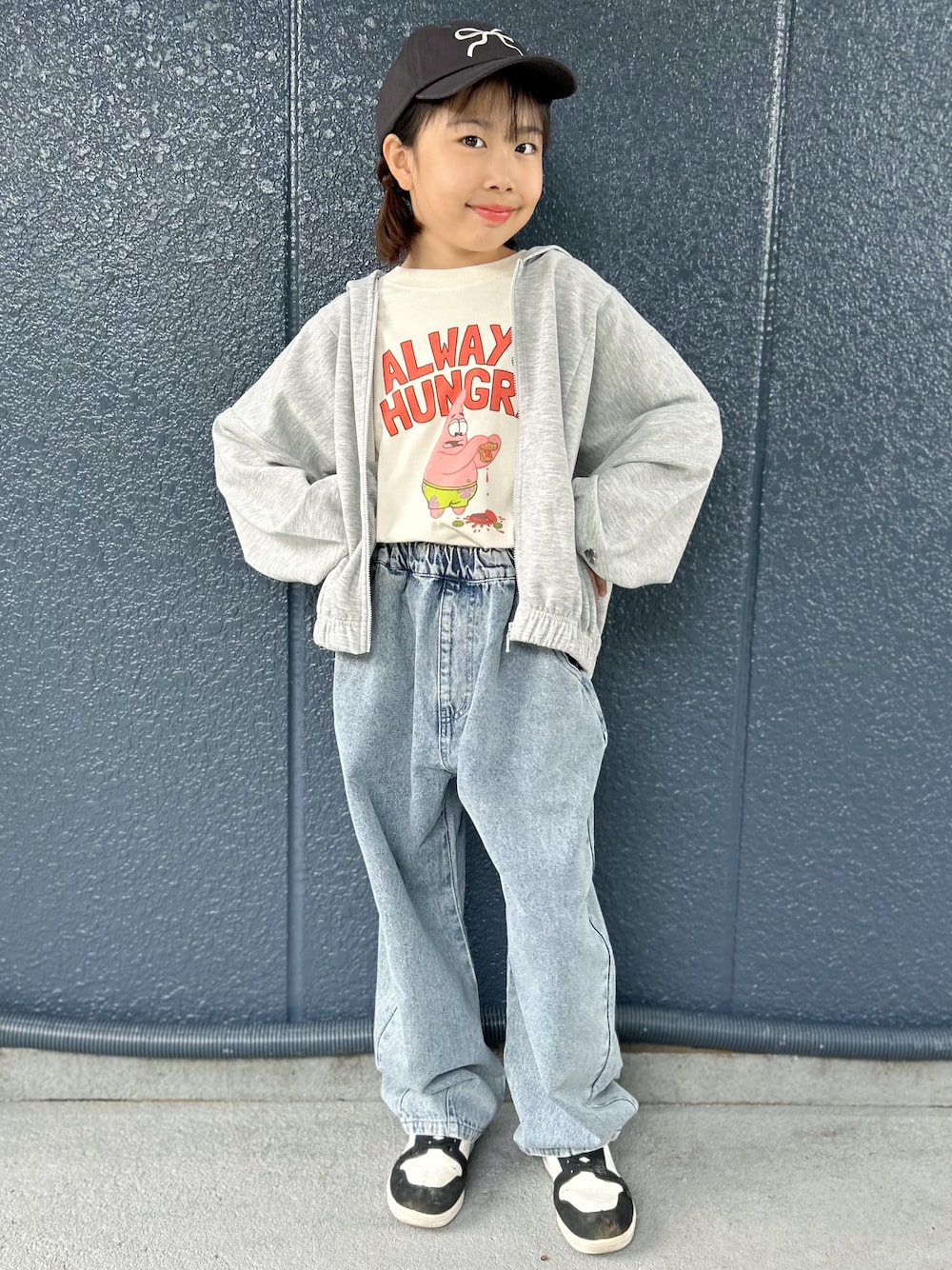 グレー系のカーディガン/ボレロ、ホワイト系のニット/セーター、ブルー系のその他パンツを着用したキッズの秋コーディネートの1枚目の写真