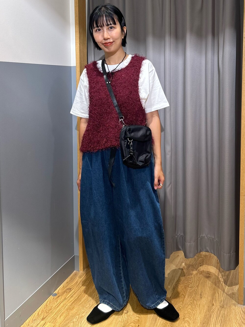 ホワイト系のTシャツ/カットソー、レッド系のベスト、ブルー系のその他パンツを着用したレディースの秋コーディネートの1枚目の写真