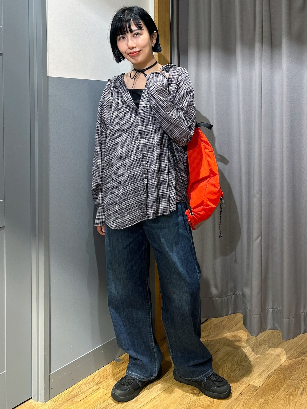 ブラック系のタンクトップ、グレー系のシャツ/ブラウス、ブルー系のデニムパンツを着用したレディースの夏コーディネートの1枚目の写真