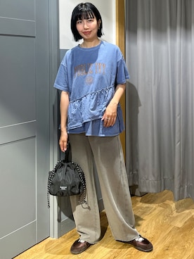 「Right-on（ライトオン）のピグメント加工切替ロゴTシャツ（Tシャツ/カットソー、ブルー系）」を使った、阿部みかさんの春コーディネート