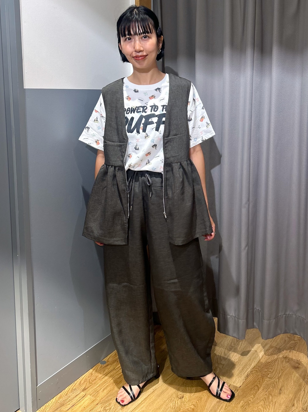 ホワイト系のTシャツ/カットソー、グレー系のベスト、グレー系のその他パンツを着用したレディースの夏コーディネートの1枚目の写真