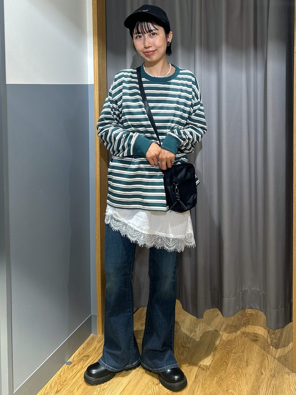 グリーン系のTシャツ/カットソー、ブルー系のその他パンツ、ブラック系のショルダーバッグを着用したレディースの秋コーディネートの1枚目の写真