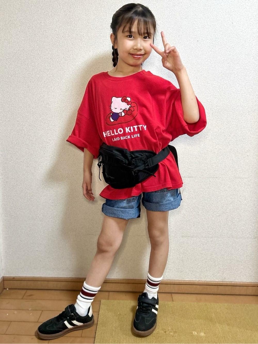 レッド系のTシャツ/カットソー、ブルー系のその他パンツ、ブラック系のボディバッグ/ウエストポーチを着用したキッズの春コーディネートの1枚目の写真