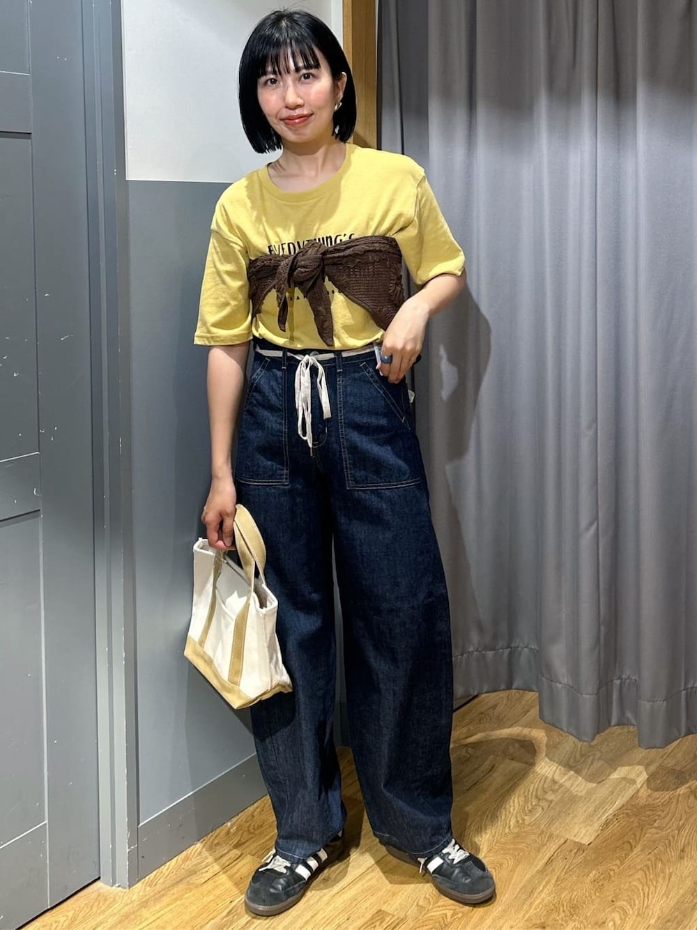 イエロー系のTシャツ/カットソー、ブルー系のデニムパンツ、ブラウン系のバンダナ/スカーフを着用したレディースの夏コーディネートの1枚目の写真