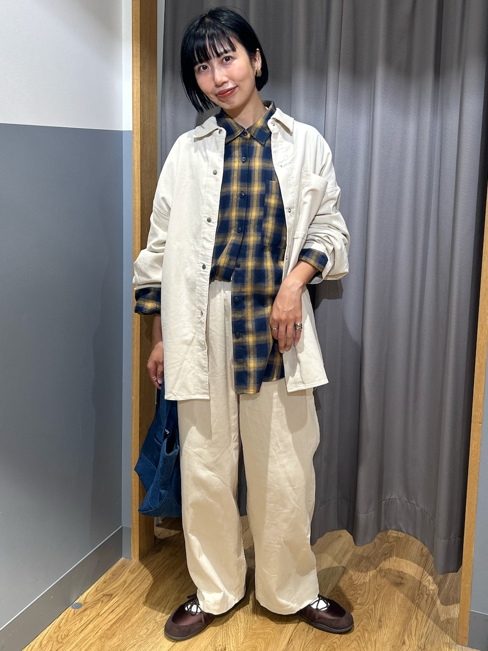 ブルー系のシャツ/ブラウス、ホワイト系のシャツ/ブラウス、ホワイト系のその他パンツを着用したレディースの秋コーディネートの1枚目の写真