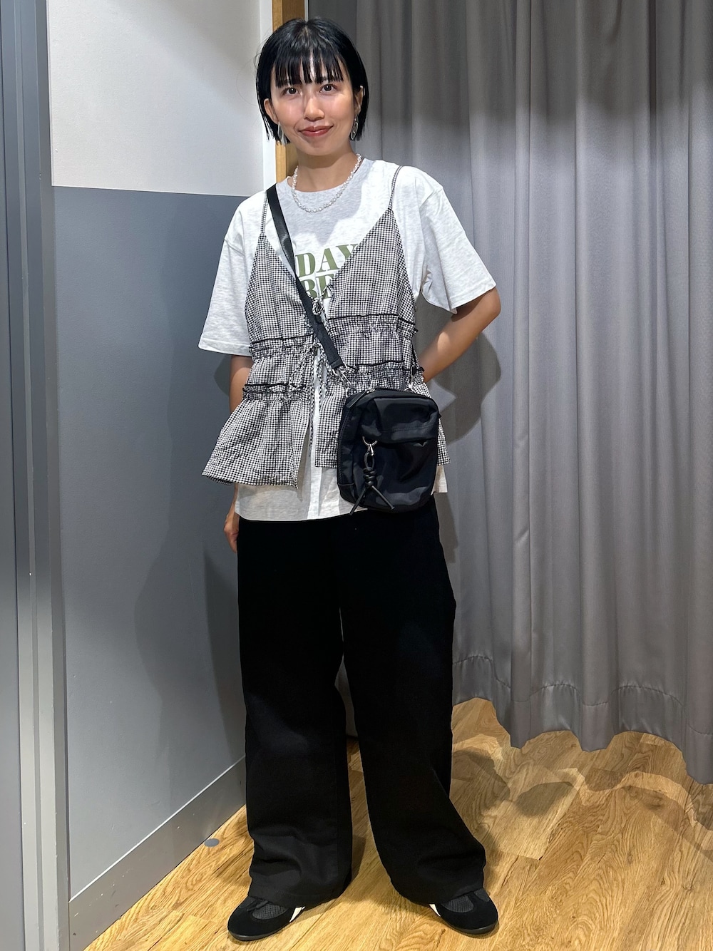 グレー系のTシャツ/カットソー、ブラック系のその他パンツ、ホワイト系のセットアップを着用したレディースの夏コーディネートの1枚目の写真