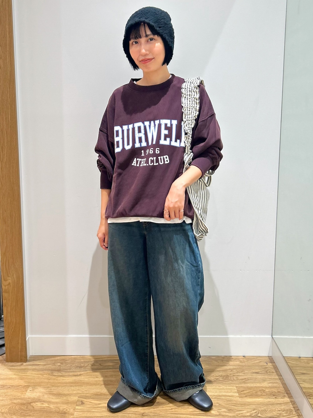 レッド系のスウェット、グリーン系のその他パンツ、ブラック系のトートバッグを着用したレディースの秋コーディネートの1枚目の写真