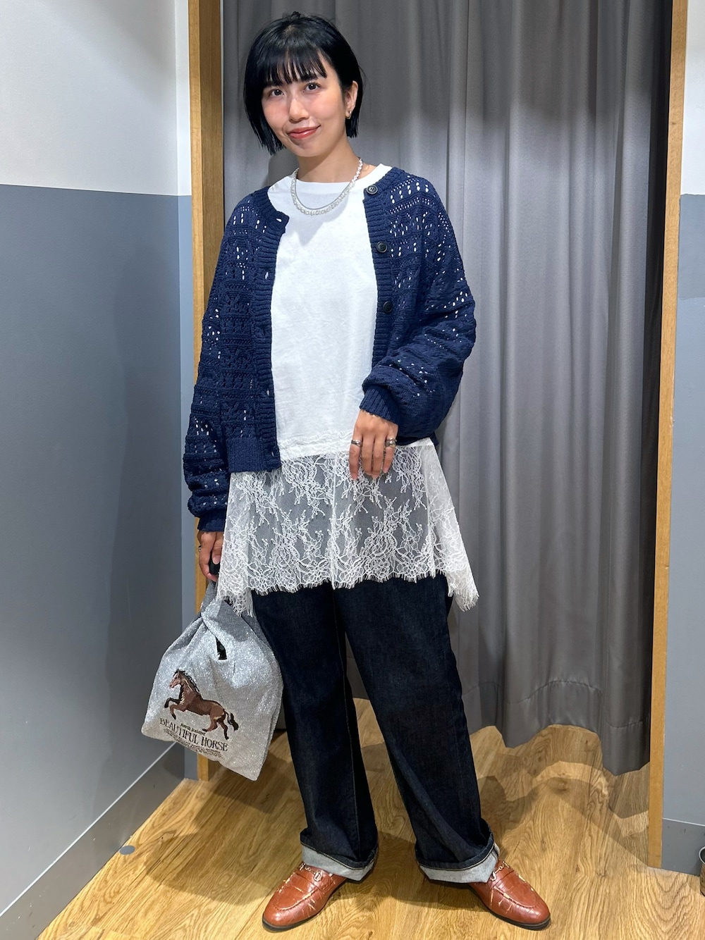 ホワイト系のTシャツ/カットソー、ブルー系のデニムパンツ、ブルー系のカーディガン/ボレロを着用したレディースの秋コーディネートの1枚目の写真