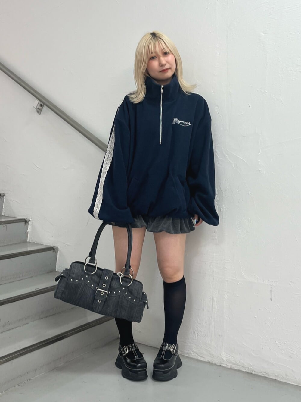 ブルー系のTシャツ/カットソー、グレー系のスカート、ブラック系のボストンバッグを着用したレディースの夏コーディネートの1枚目の写真