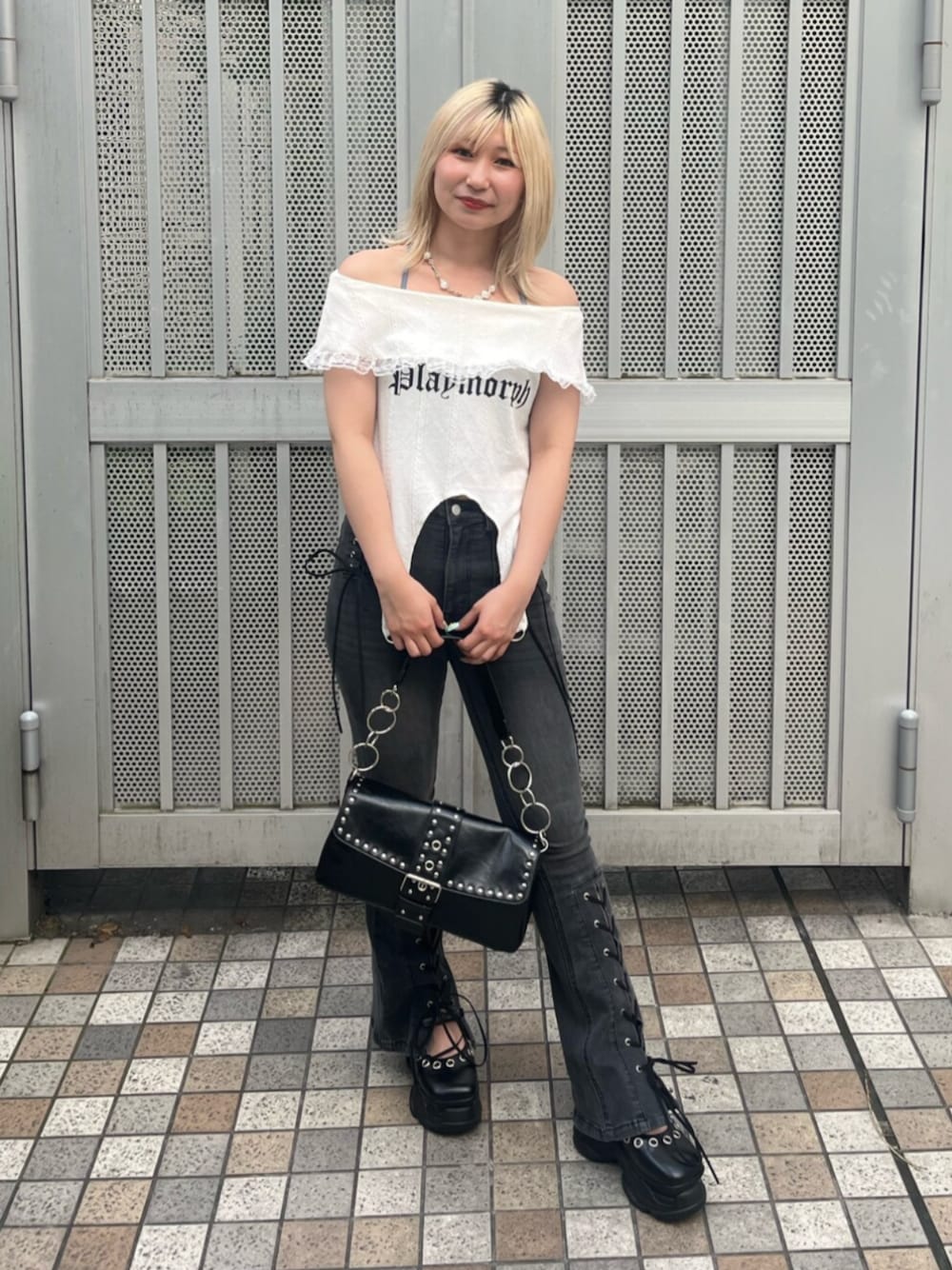 ブラック系のパンプス、ホワイト系のTシャツ/カットソー、ブラック系のデニムパンツを着用したレディースの夏コーディネートの1枚目の写真