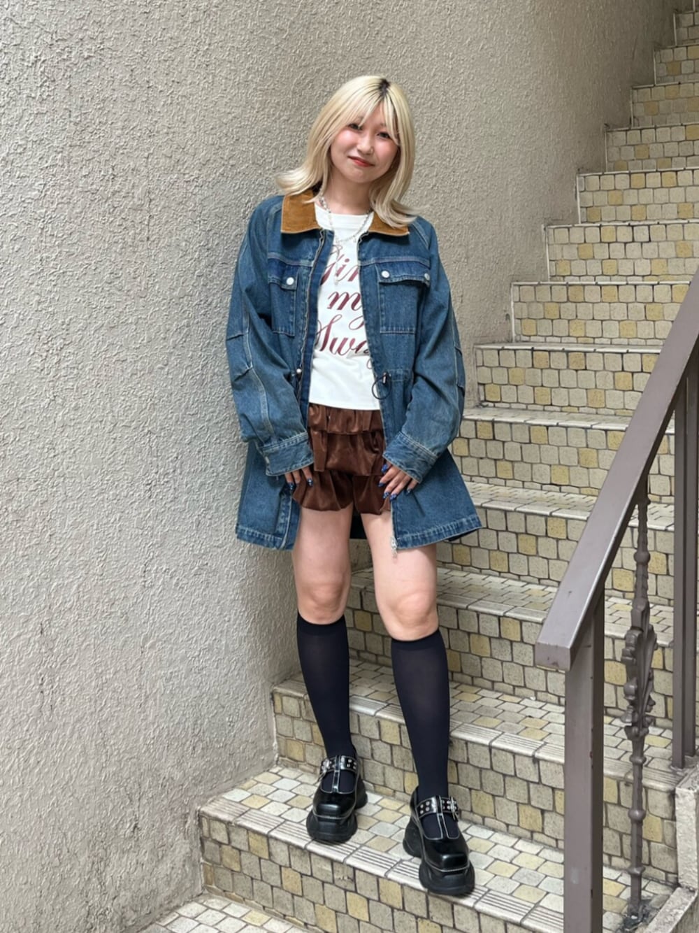 ブルー系のブルゾン、ホワイト系のTシャツ/カットソー、ブラウン系のスカートを着用したレディースの夏コーディネートの1枚目の写真