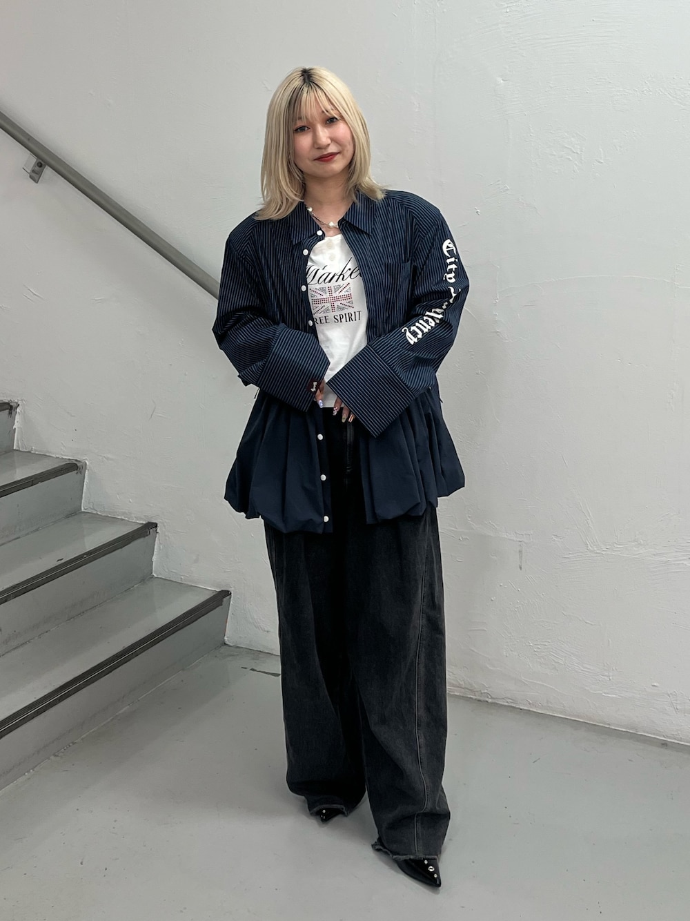 ブルー系のシャツ/ブラウス、ホワイト系のTシャツ/カットソー、ブラック系のデニムパンツを着用したレディースの夏コーディネートの1枚目の写真