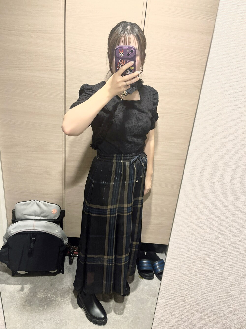 「秋っぽコーデ更新中」｜「earth music&ecologyのジャガードパワショルプルオーバー（Tシャツ/カットソー、ブラック系）」を使った、Yuyu-Walkerさん（レディース・156cm）の秋コーディネートの1枚目の写真