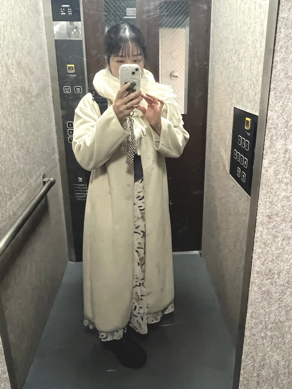 「冬コーデ、ロングコート、大人コーデ、オトナ女子、ラクチンコーデ、ぽっちゃり、ホワイトコーデ」｜「FRAY I.Dのアイテム（ノーカラーコート、ホワイト系）」を使った、Yuyu-Walkerさん（骨格ウェーブ・レディース・157cm）の冬コーディネートの1枚目の写真