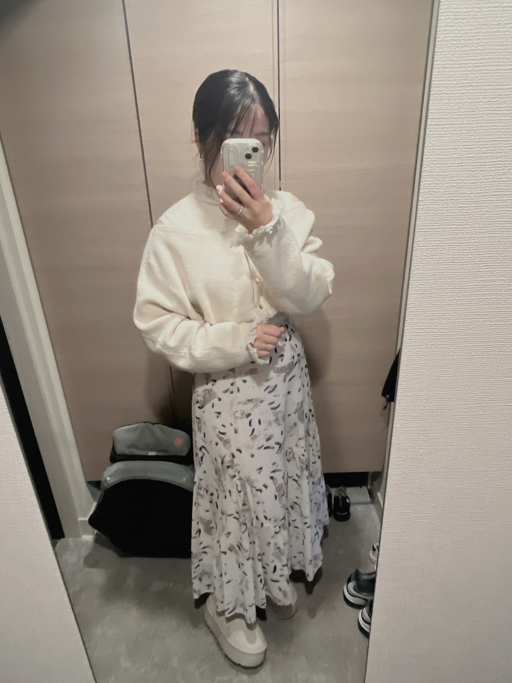 「プチプラ、淡色コーデ、ゆるコーデ、ホワイトコーデ、ホワイト、milybilet」｜「mily biletの【mily bilet】着回し無限な主役ニット。裾フリンジオフショル２WAYニットカーディガン（カーディガン/ボレロ、ホワイト系）」を使った、Yuyu-Walkerさん（骨格ウェーブ・レディース・157cm）の冬コーディネートの1枚目の写真