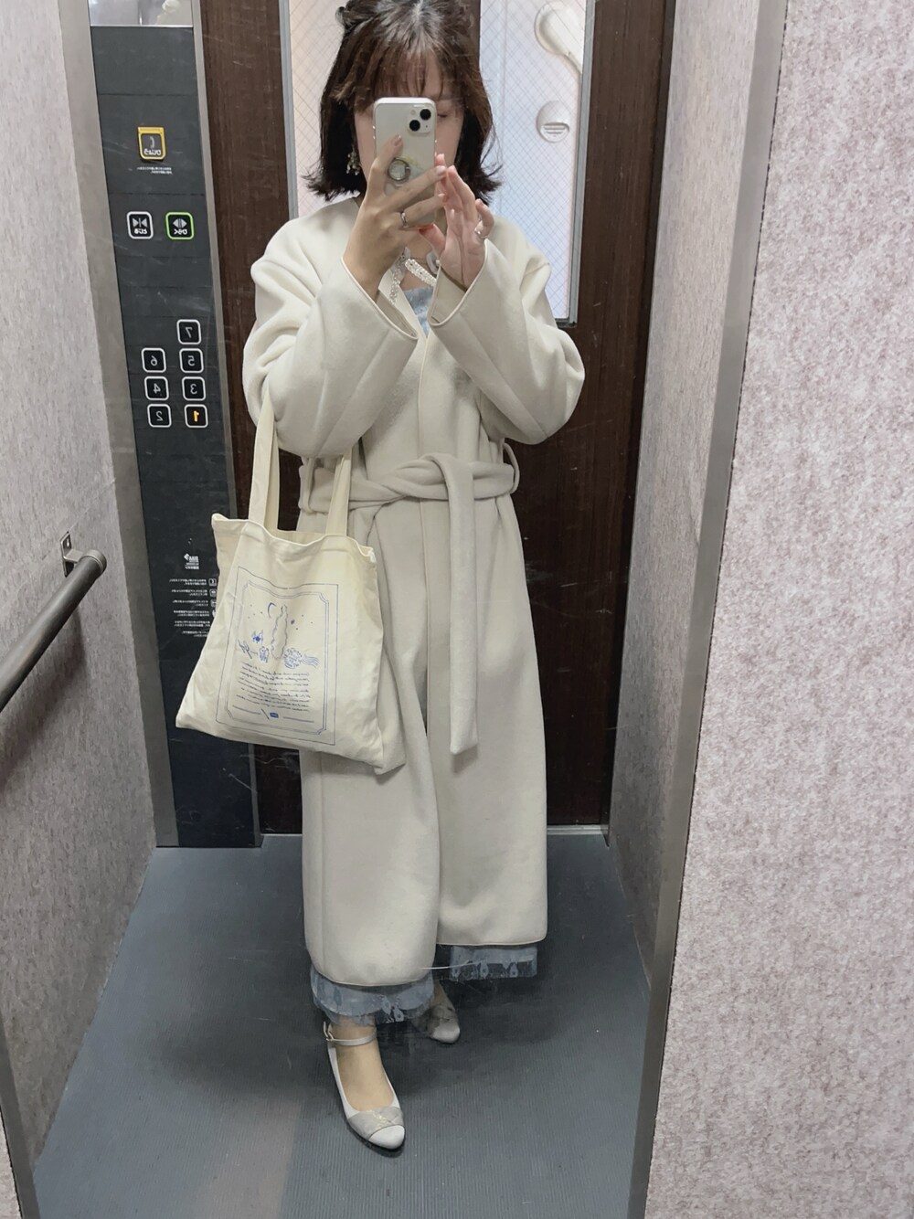 「結婚式 ワンピース、結婚式コーデ、ドレスアップ、披露宴パーティー、ぽっちゃりコーデ、寒色系コーデ」｜「ゴッホ展グッズのアイテム（エコバッグ/サブバッグ、ホワイト系）」を使った、Yuyu-Walkerさん（レディース・156cm）の春コーディネートの1枚目の写真