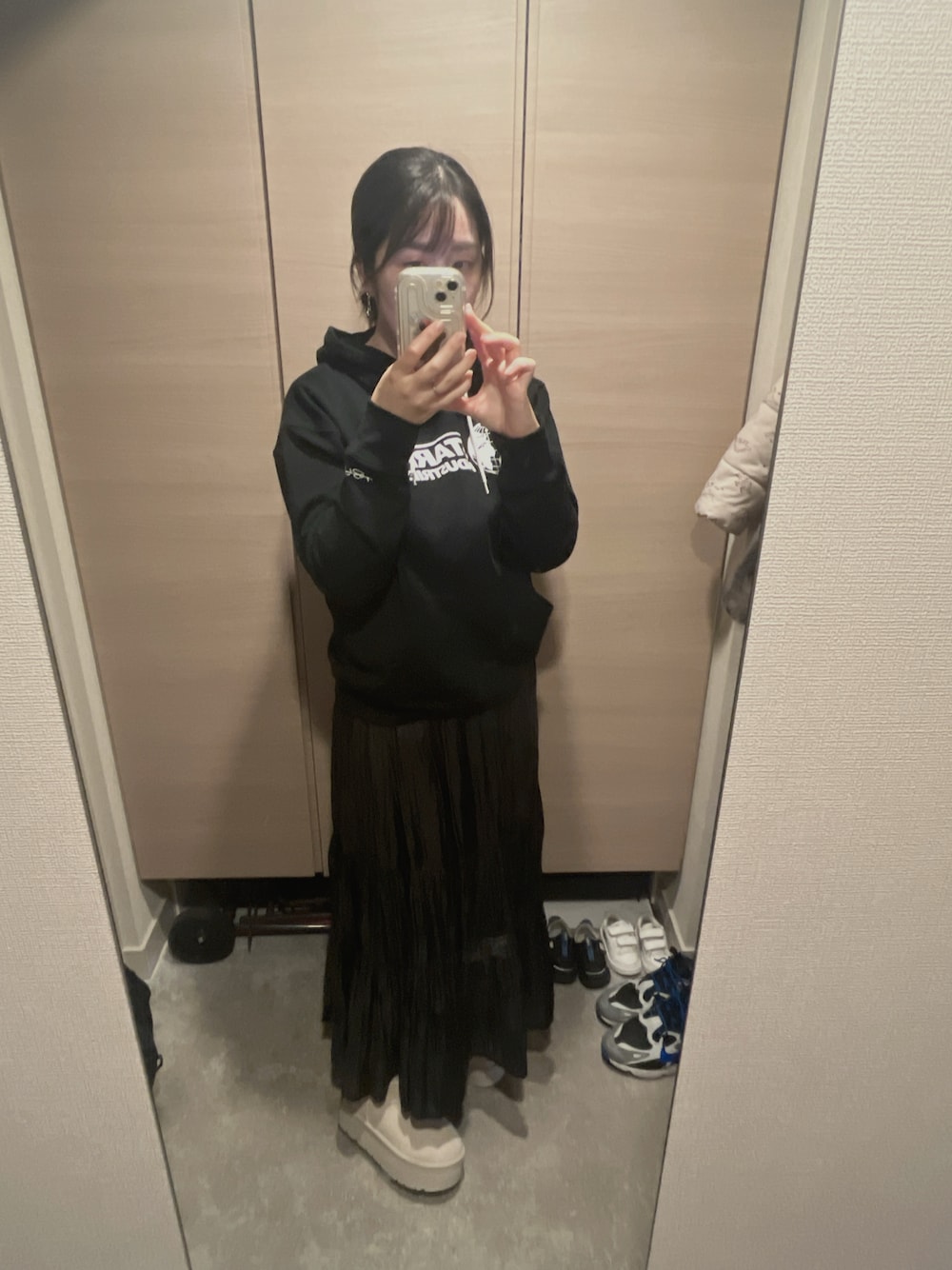 「あけましておめでとうございます！、今日のコーデ、厚底ブーツ、プチプラ、ぽっちゃり、ママコーデ、ブラック×ホワイト、マーベル、ディズニー」｜「FREE'S MARTの◇シャイニーティアードスカート（スカート、ブラック系）」を使った、Yuyu-Walkerさん（骨格ウェーブ・レディース・157cm）の冬コーディネートの1枚目の写真