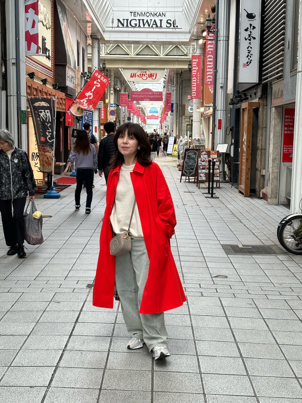 「TOMORROWLAND のアイテム（ステンカラーコート、レッド系）」を使った、kuropyさん（レディース・154cm）の春コーディネートの1枚目の写真