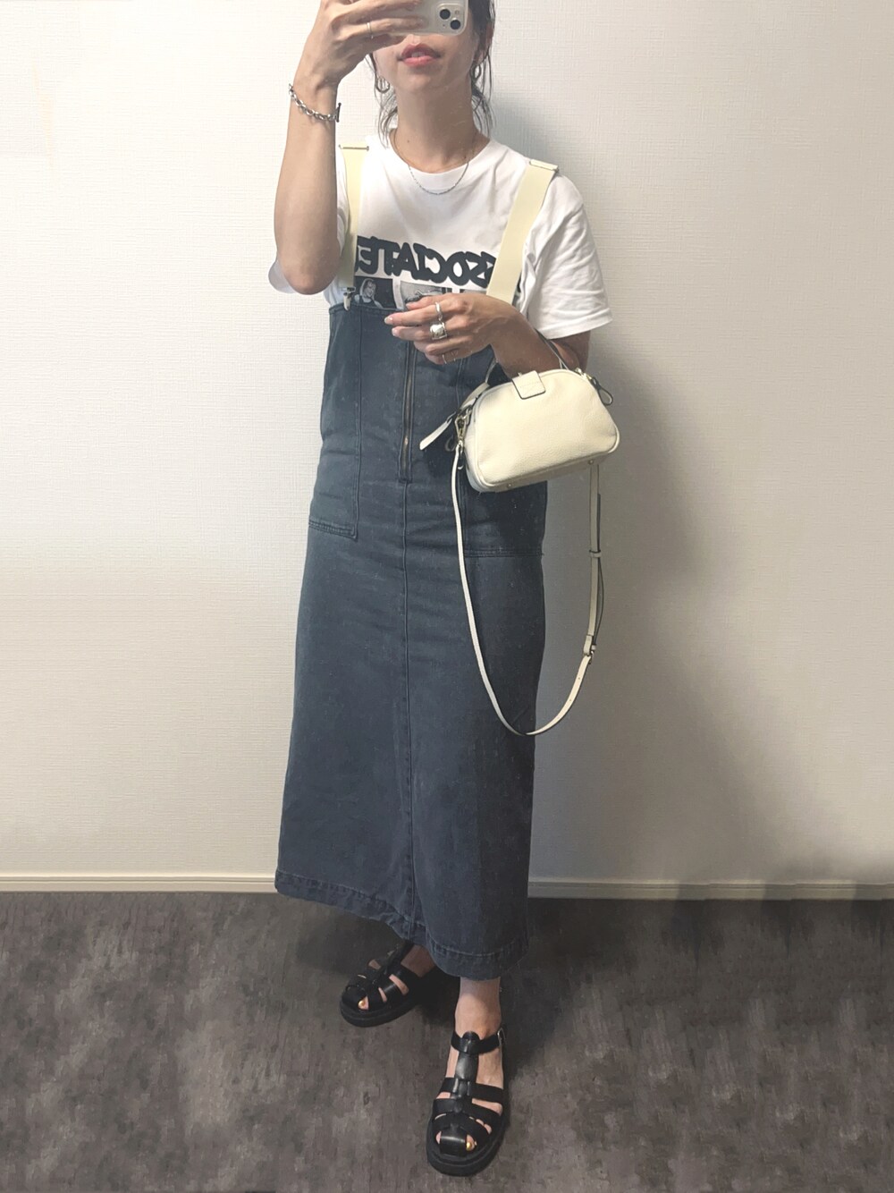 「大人カジュアル、ラクチンコーデ、休日スタイル、HAYNI、ヘイニ、ショルダーバッグ、斜めがけバック、ミニバッグ、PR、ハンドバッグ、おしゃれバッグ、高見えバッグ」｜「HAYNIのBaby Loche ベイビーロシェ（ショルダーバッグ、ホワイト系）」を使った、まなみさん（レディース・166cm）の夏コーディネートの1枚目の写真