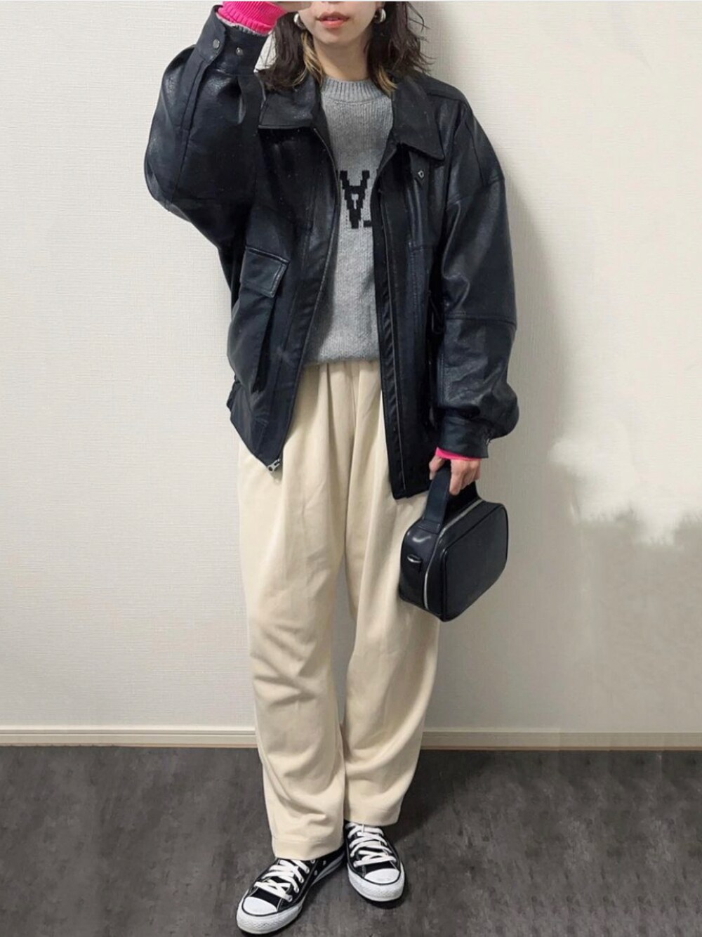 「休日コーデ、オトナカジュアル、フリークスストア(FREAK'S STORE)、フリークスストア、UNIQLO、ユニクロコーデ、しまむらコーデ、ロゴニット」｜「FREAK'S STOREのフェイクレザーブルゾン（ブルゾン、ブラック系）」を使った、まなみさん（レディース・166cm）の冬コーディネートの1枚目の写真