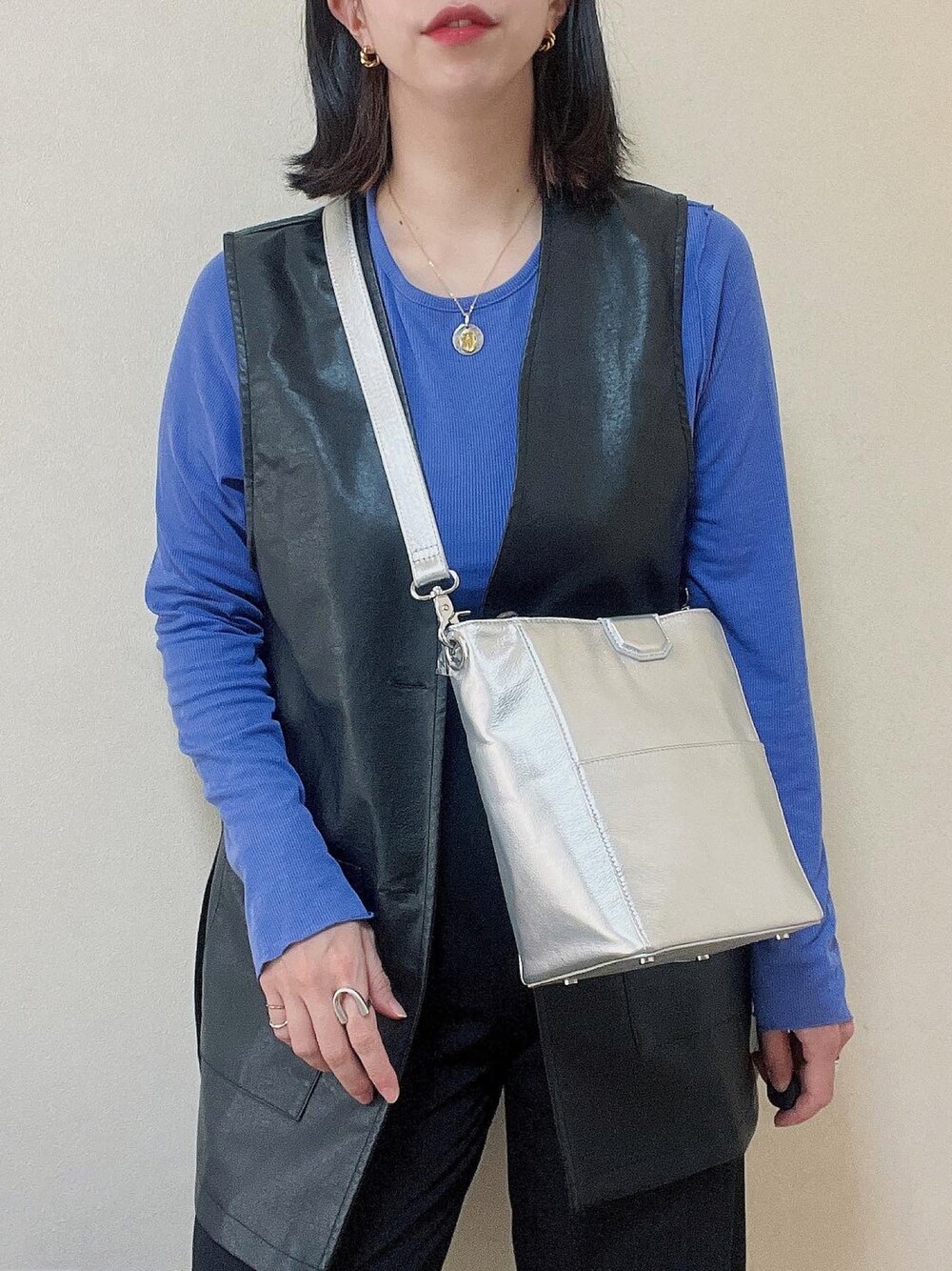 「休日スタイル、秋服コーデ、今日のコーデ、オトナカジュアル、HAYNI、ショルダーバッグ、秋冬コーデ、タックワイドパンツ、UNIQLOコーデ、GU」｜「HAYNIのアイテム（ショルダーバッグ、シルバー系）」を使った、まなみさん（レディース・166cm）の秋コーディネートの1枚目の写真
