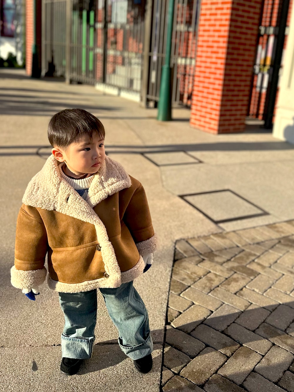 「3歳、男の子、冬コーデ、お出かけコーデ、ユニバ、プチプラ」｜「BREEZEのモカシンボアブーツ（ブーツ、ブラック系）」を使った、yuuさん（キッズ・90cm）の冬コーディネートの1枚目の写真