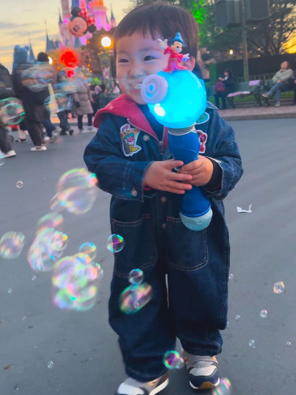 「ディズニーランド、ディズニーコーデ、2歳、男の子、プチプラ」｜「littcのアイテム（オールインワン・サロペット、ブルー系）」を使った、yuuさん（キッズ・80cm）の冬コーディネートの1枚目の写真