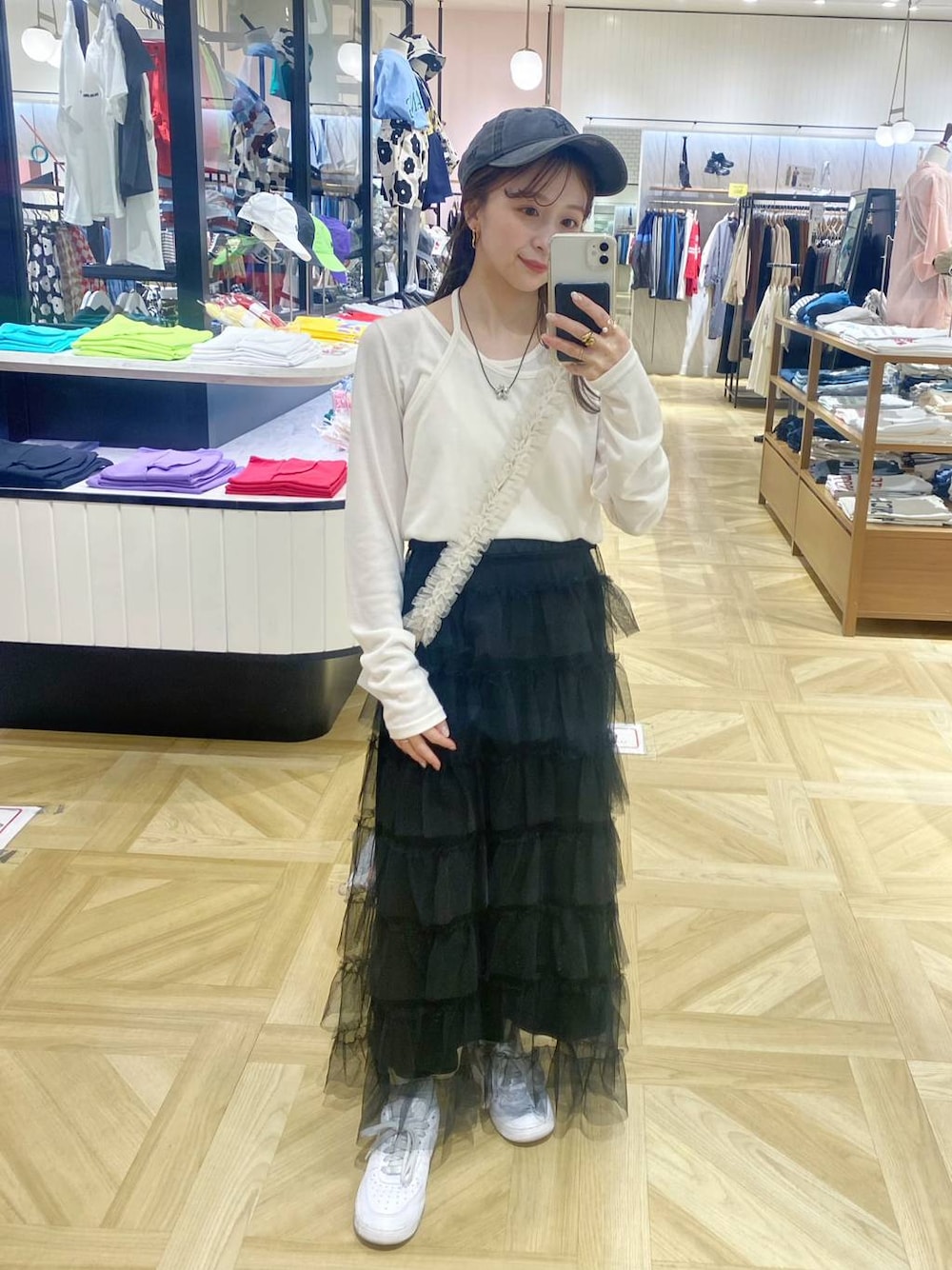 「ドットエスティ春コーデ、ラフ、モノトーン、スニーカー、ローリーズスタイル_LOWRYS FARM、低身長、大人女子カジュアル_LOWRYS FARM、カジュアル、大人カジュアル、キャップ、春コーデ」｜「LOWRYS FARMのウォッシュドＣＡＰＮＥＷＥＲＡ　102577（キャップ、ブラック系）」を使った、rinangoさん（レディース・146cm）の春コーディネートの1枚目の写真