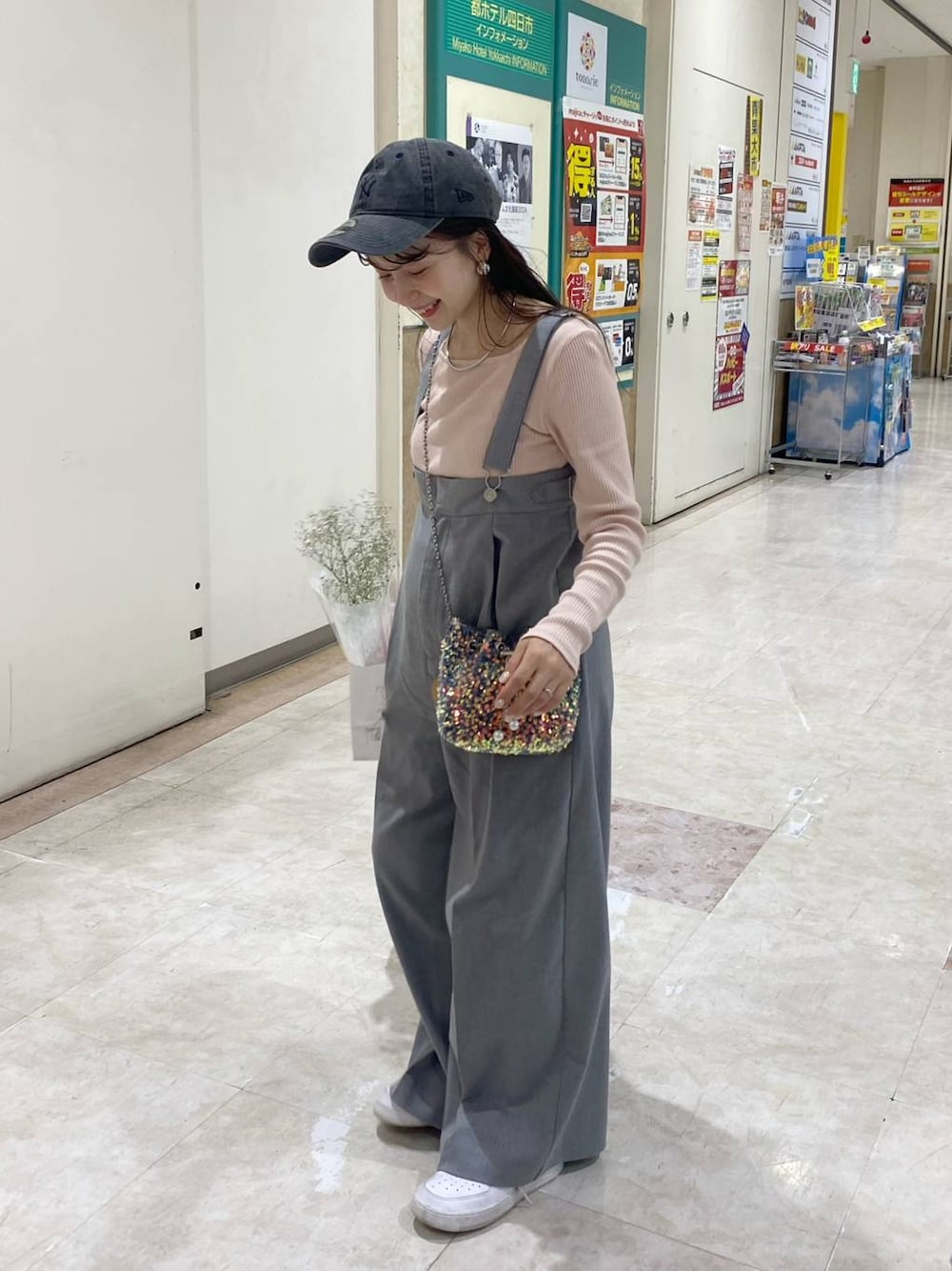「ローリーズスタイル_LOWRYS FARM、低身長、大人女子カジュアル_LOWRYS FARM、デートコーデ、サロペット、秋コーデ、秋冬新作、スニーカー、キャップ」｜「LOWRYS FARMのウォッシュドＣＡＰＮＥＷＥＲＡ　102577（キャップ、ブラック系）」を使った、rinangoさん（レディース・146cm）の秋コーディネートの1枚目の写真