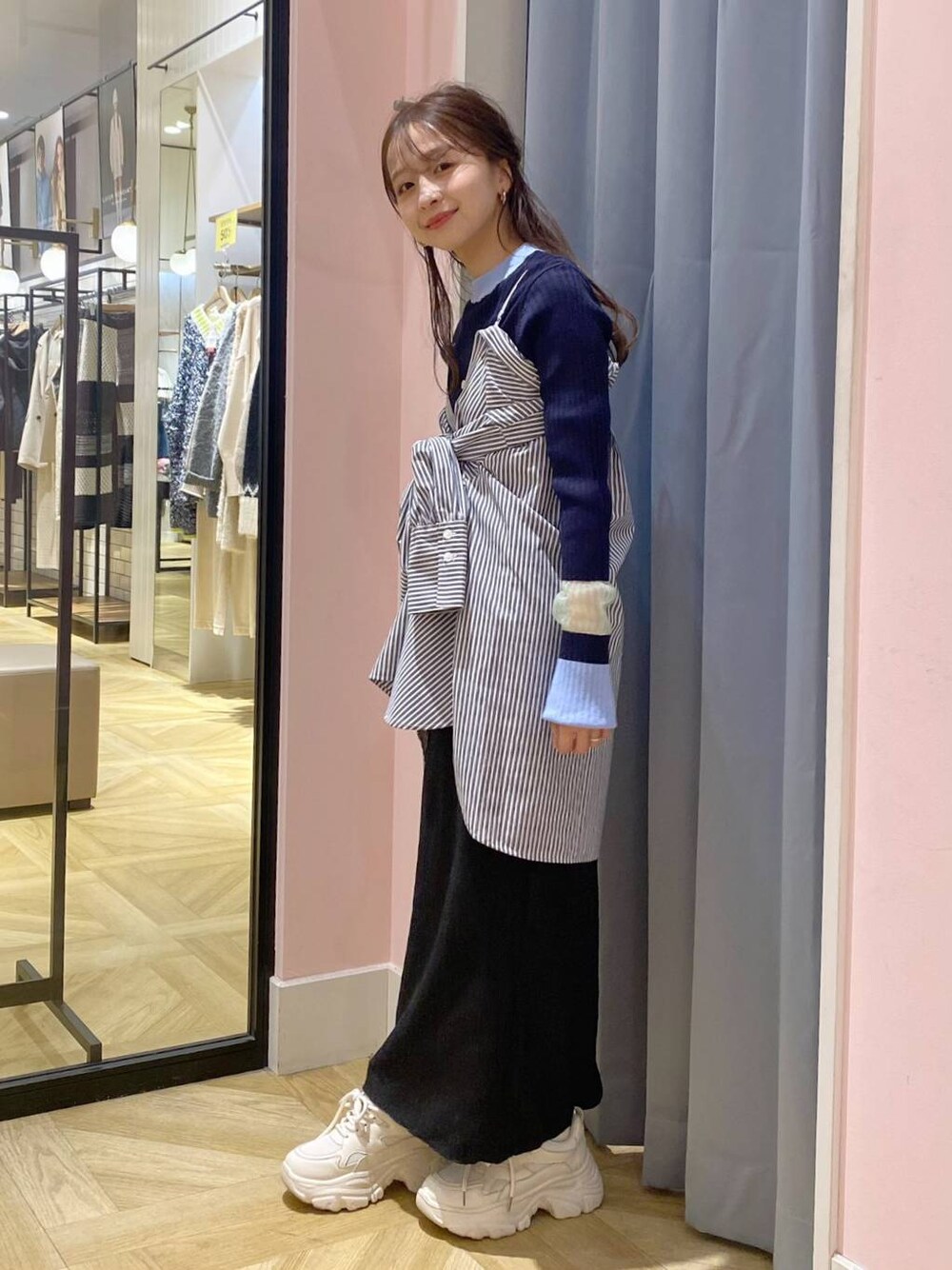 ブラック系のシャツ/ブラウス、ホワイト系のスニーカーを着用したレディースの冬コーディネートの1枚目の写真