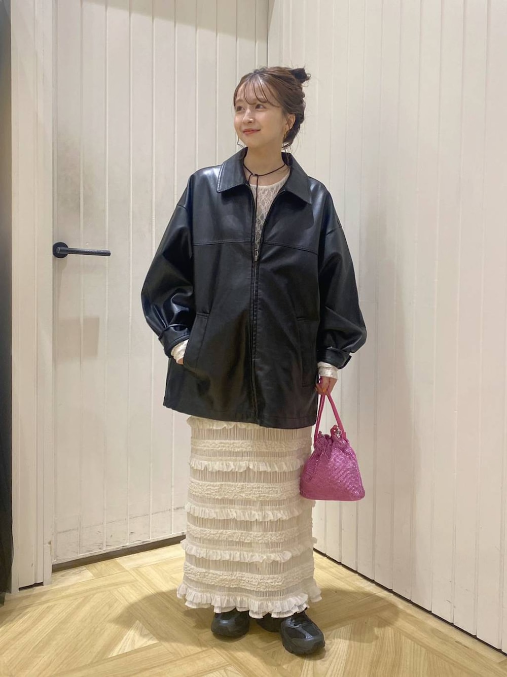 ブラック系のその他シューズ、ホワイト系のスカート、ピンク系のショルダーバッグを着用したレディースの秋コーディネートの1枚目の写真