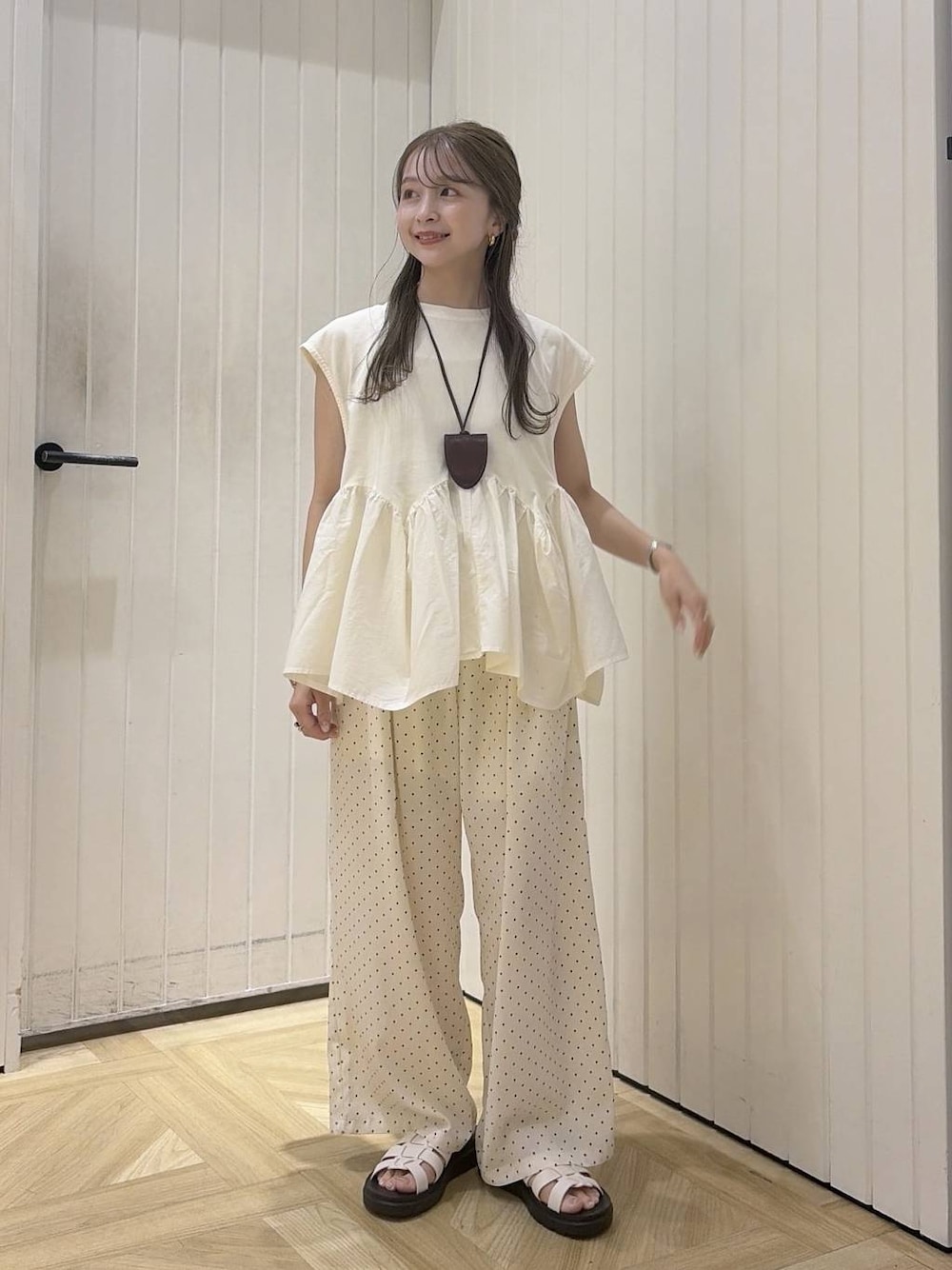 ホワイト系のTシャツ/カットソー、ホワイト系のサンダル、ホワイト系のその他パンツを着用したレディースの夏コーディネートの1枚目の写真