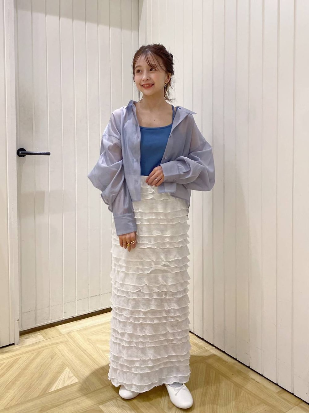 ブルー系のTシャツ/カットソー、ホワイト系のバレエシューズ、ホワイト系のスカートを着用したレディースの春コーディネートの1枚目の写真