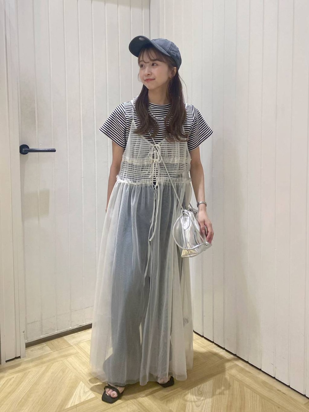 その他のTシャツ/カットソー、ブラック系のサンダル、シルバー系のショルダーバッグを着用したレディースの春コーディネートの1枚目の写真