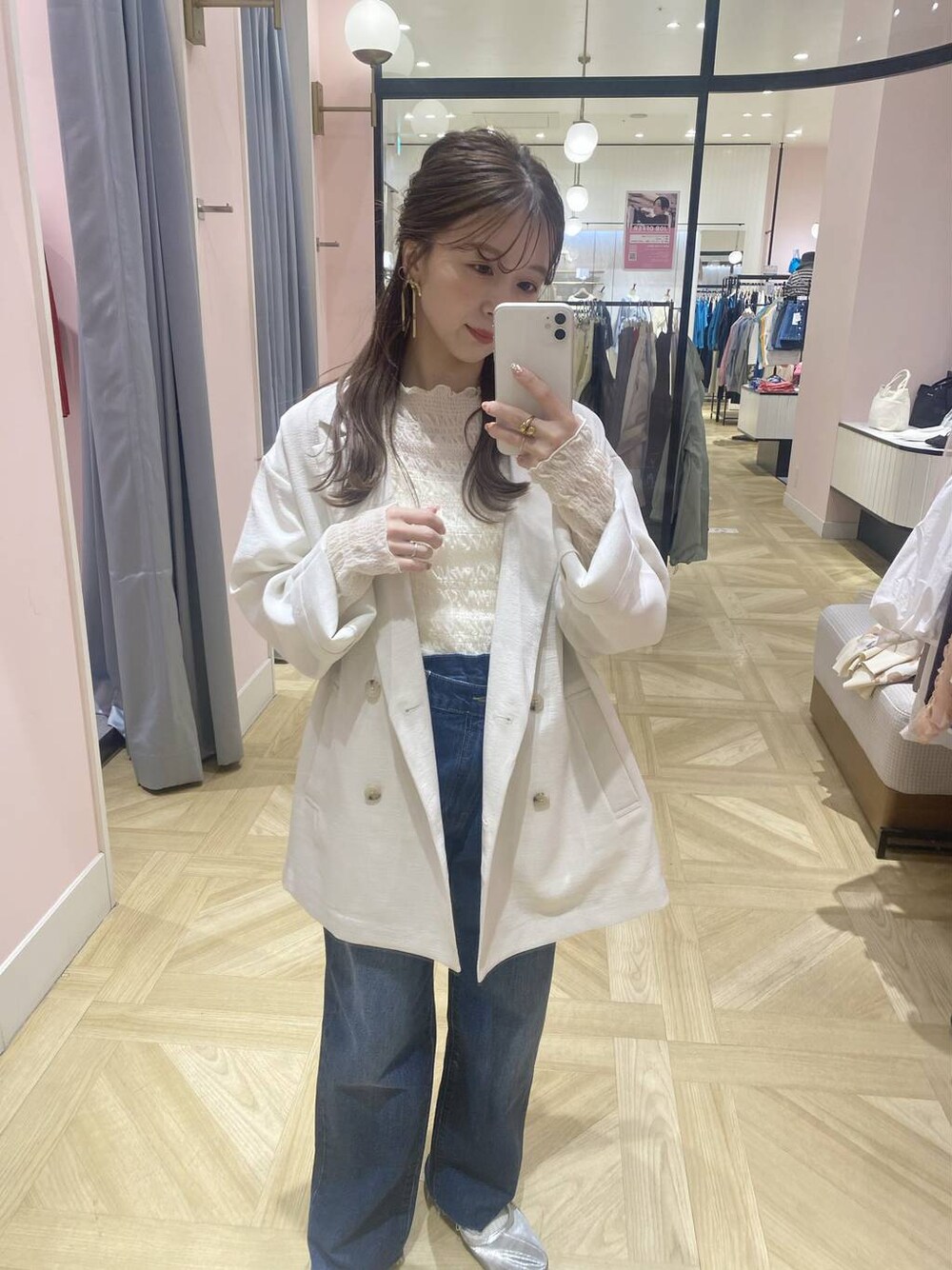 「ローリーズスタイル_LOWRYS FARM、低身長、大人女子カジュアル_LOWRYS FARM、デニムパンツ、ジャケット、春コーデ、春色、春アウター、カジュアル」｜「LOWRYS FARMのシャーリングプルオーバーＬＳ  991515（Tシャツ/カットソー、ホワイト系）」を使った、rinangoさん（レディース・146cm）の春コーディネートの1枚目の写真