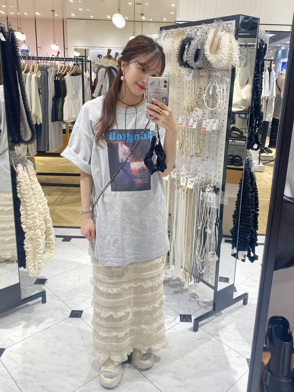 「ローリーズスタイル_LOWRYS FARM、低身長、大人女子カジュアル_LOWRYS FARM、デートコーデ、夏コーデ」｜「FOREVER 21のハートモチーフチョーカー2（その他ヘアアクセサリー、ゴールド系）」を使った、rinangoさん（レディース・146cm）の夏コーディネートの1枚目の写真