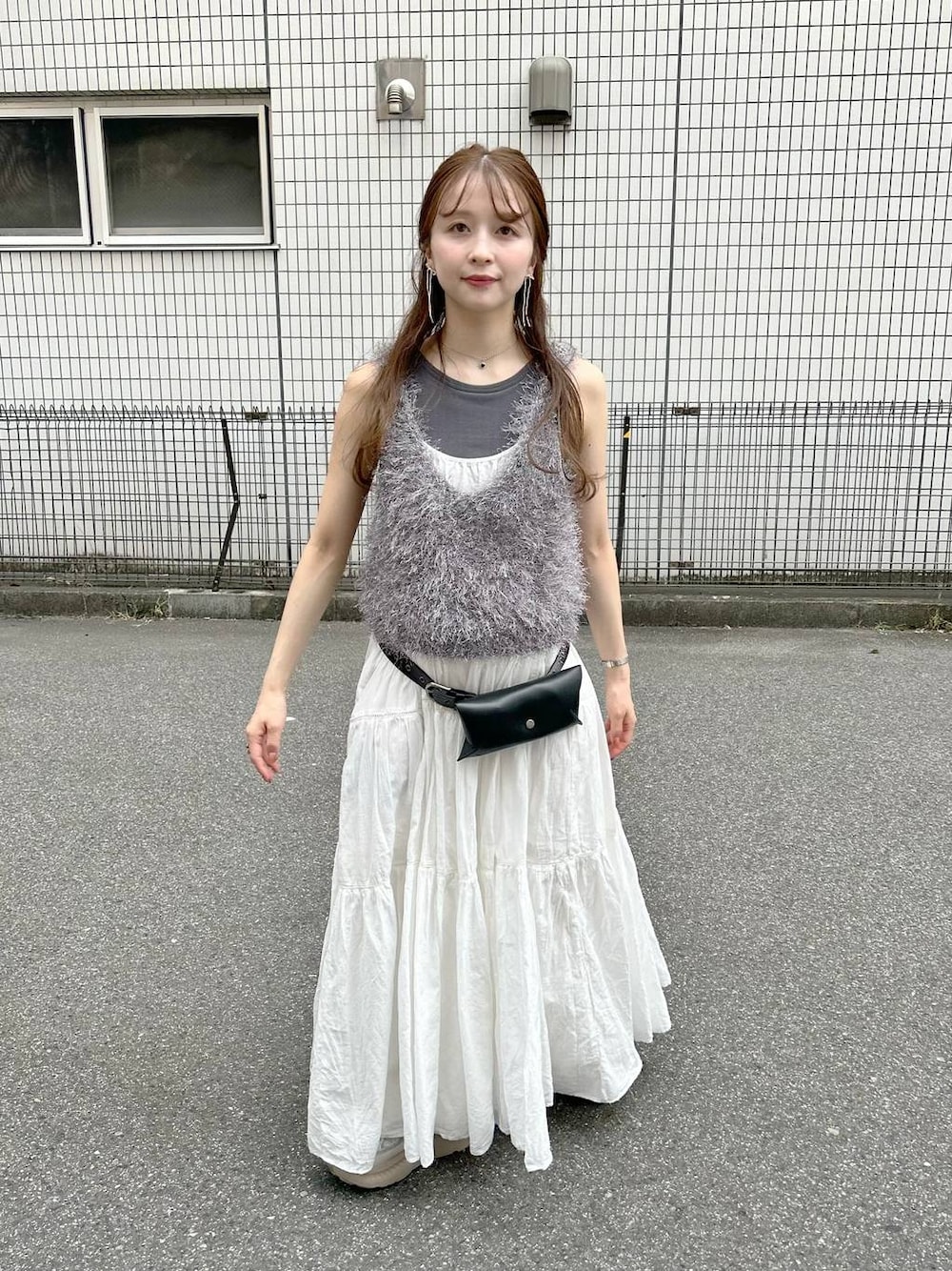 ホワイト系のワンピース、グレー系のキャミソール、ブラック系のベルトを着用したレディースの夏コーディネートの1枚目の写真