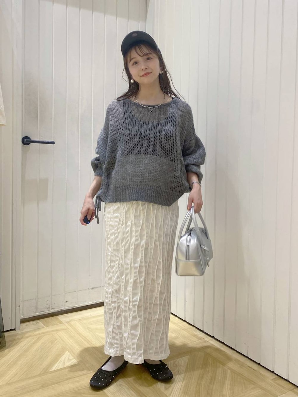 「ローリーズスタイル_LOWRYS FARM、低身長、大人女子カジュアル_LOWRYS FARM、大人カジュアル、ロングスカート、ニット、秋コーデ、秋冬新作」｜「LOWRYS FARMのウォッシュドＣＡＰＮＥＷＥＲＡ　102577（キャップ、ブラック系）」を使った、rinangoさん（レディース・146cm）の秋コーディネートの1枚目の写真