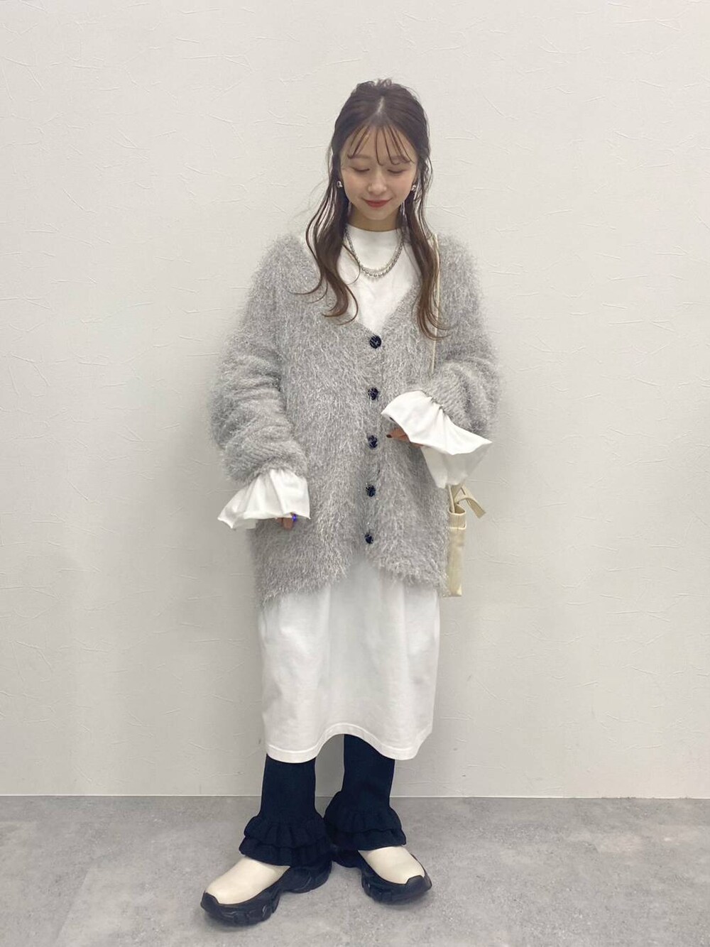 「カーディガン、低身長、キッズ服、ローリーズスタイル_LOWRYS FARM、ワンピース、ニット、冬コーデ、ブーツ、カジュアル」｜「LOWRYS FARMのサイフＳＥＴショルダーＢＡＧ 970207（ショルダーバッグ、ホワイト系）」を使った、rinangoさん（レディース・146cm）の冬コーディネートの1枚目の写真