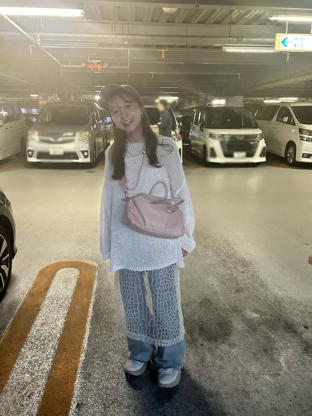 ホワイト系のワンピース、ブルー系のデニムパンツ、ホワイト系のニット/セーターを着用したレディースの春コーディネートの1枚目の写真