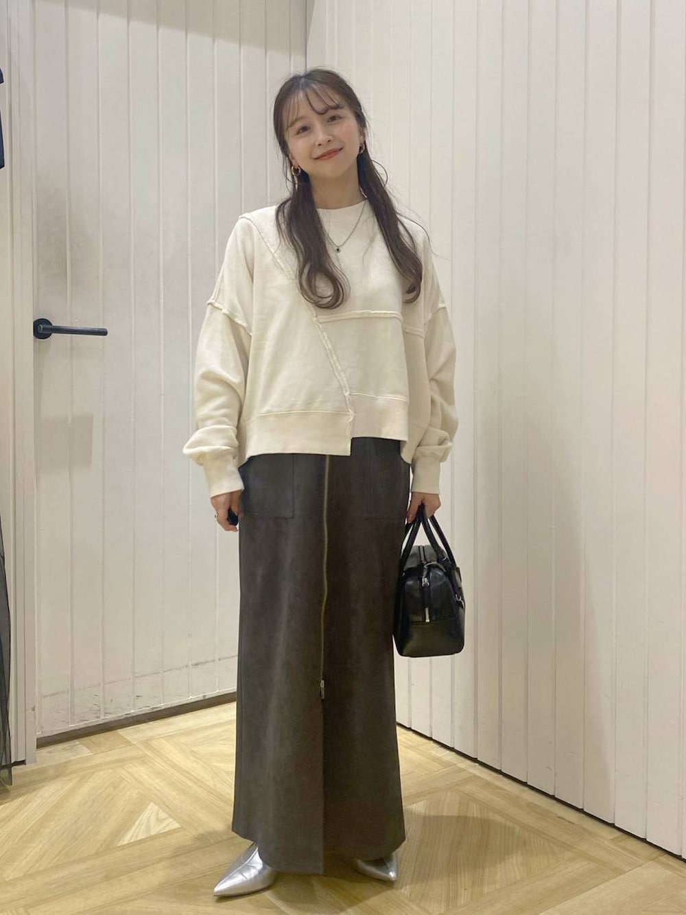 「ローリーズスタイル_LOWRYS FARM、低身長、大人女子カジュアル_LOWRYS FARM、デートコーデ、ロングスカート、秋コーデ」｜「LOWRYS FARMのポインテッドブーツ　140498（ブーツ、シルバー系）」を使った、rinangoさん（レディース・146cm）の秋コーディネートの1枚目の写真