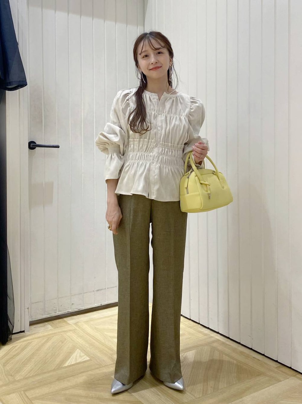 ホワイト系のシャツ/ブラウス、イエロー系のボストンバッグ、シルバー系のブーツを着用したレディースの秋コーディネートの1枚目の写真