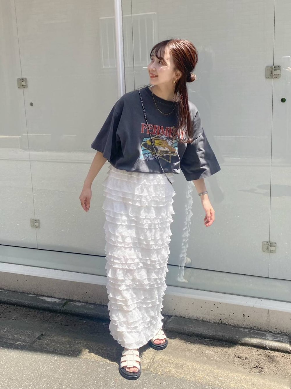 「デートコーデ、カジュアル、ラフ、着痩せ、ローリーズスタイル_LOWRYS FARM、低身長、大人女子カジュアル_LOWRYS FARM、ロングスカート、夏コーデ、Tシャツ、サンダル、ドットエスティトレンド」｜「LOWRYS FARMのチビフリルタイトスカート　108166（スカート、ホワイト系）」を使った、rinangoさん（レディース・146cm）の春コーディネートの1枚目の写真