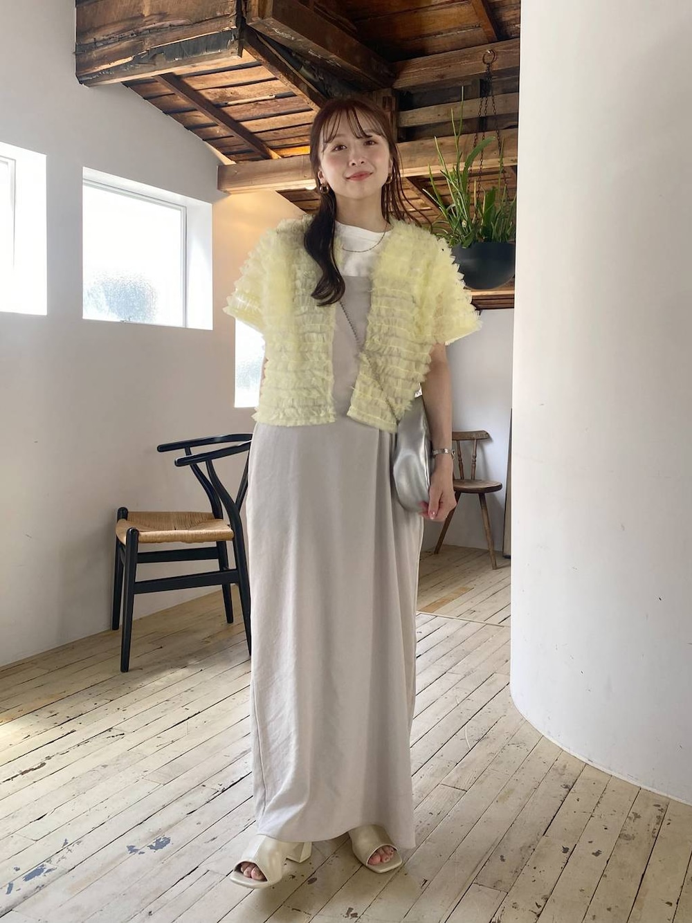 ホワイト系のサンダル、ホワイト系のTシャツ/カットソー、ホワイト系のワンピースを着用したレディースの春コーディネートの1枚目の写真