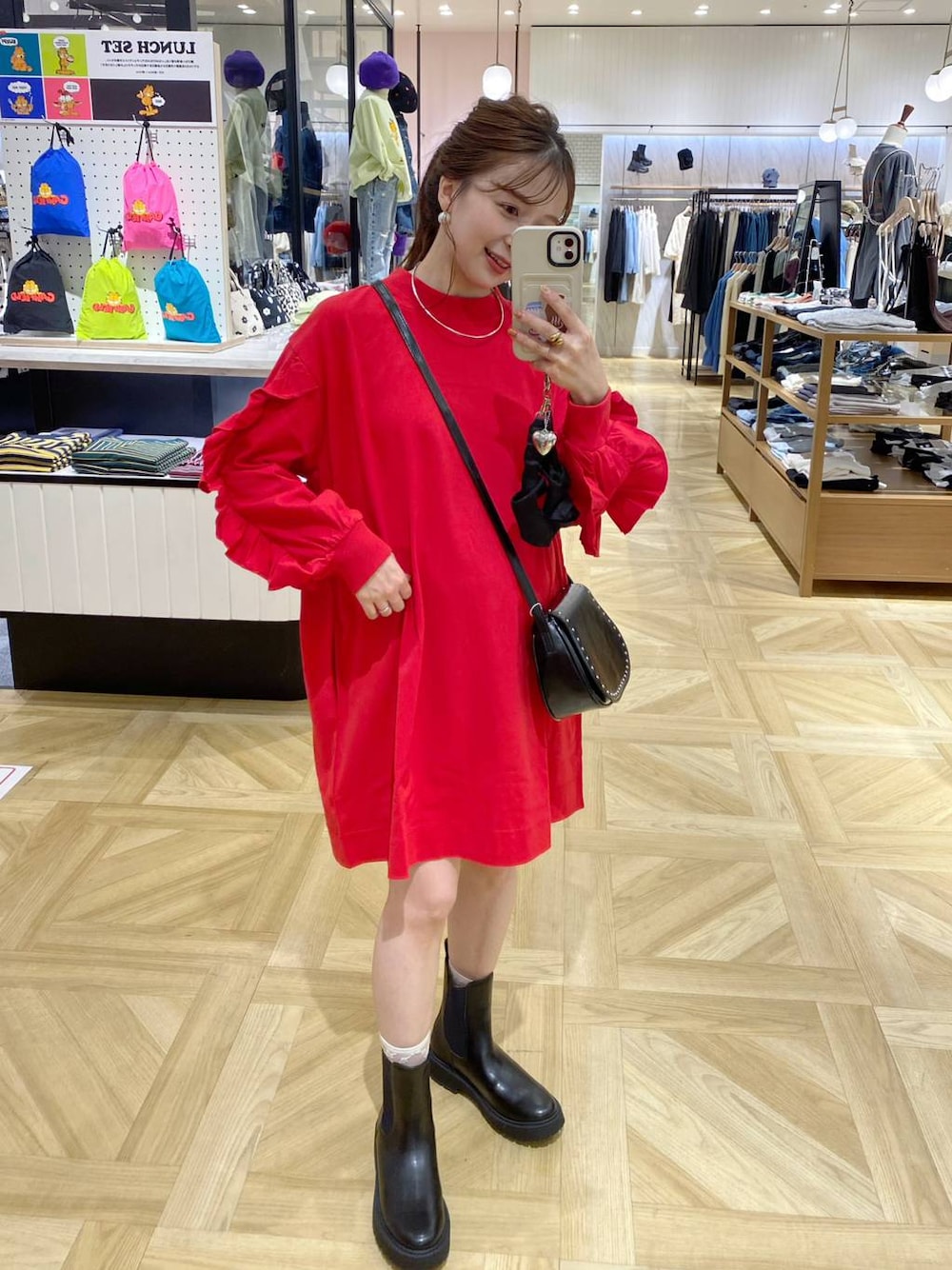 「ローリーズスタイル_LOWRYS FARM、低身長、大人女子カジュアル_LOWRYS FARM、デートコーデ、カジュアル、キッズ服、キッズ、秋コーデ」｜「LOWRYS FARMのステンレスフープチョーカー 127295（チョーカー、シルバー系）」を使った、rinangoさん（レディース・146cm）の秋コーディネートの1枚目の写真